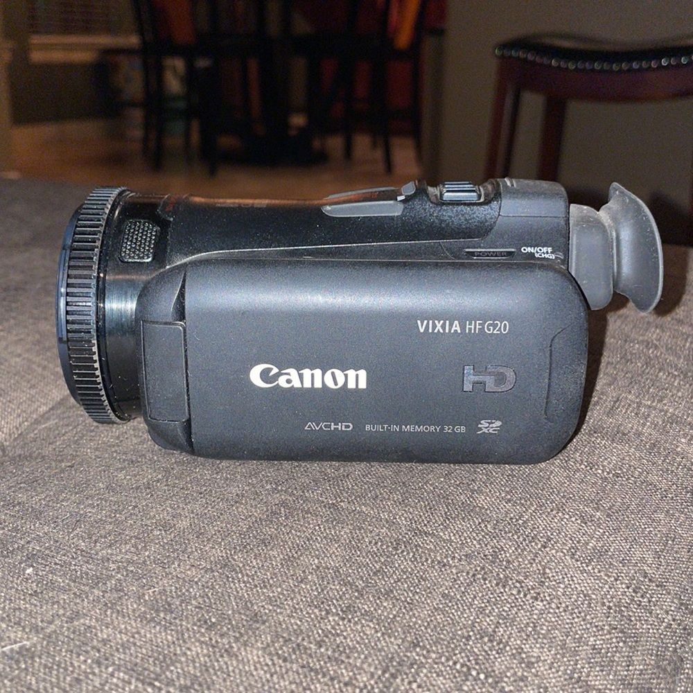 Canon VIXIA HF G20 Camcorder with 10x HD Video Lens (30.4mm-304mm) - Picture 5 of 12